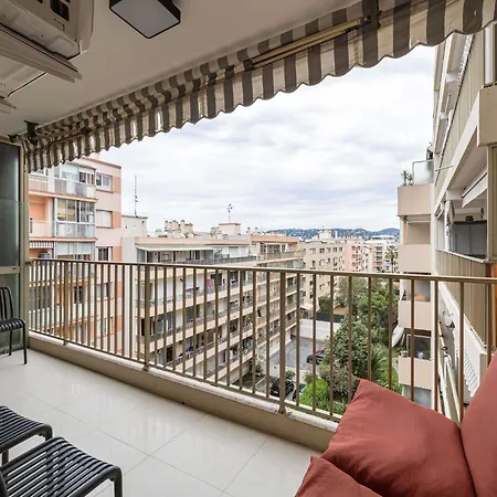 Renovated Flat 250m From The - Town Centre - 2br 6p Apartamento Antibes