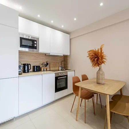 Renovated Flat 250m From The - Town Centre - 2br 6p Apartamento